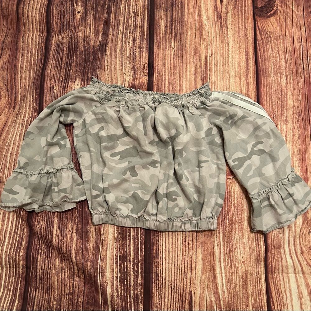 Women’s Vintage Havana Camo Bell Sleeve Crop Top Size M